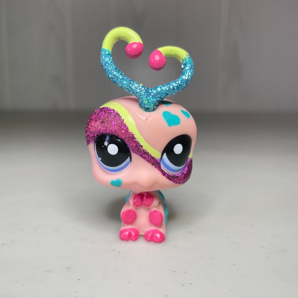 Hasbro Littlest Pet Shop LPS 2151 Pink Lovebug Glitter Teal Hearts Blue Eyes